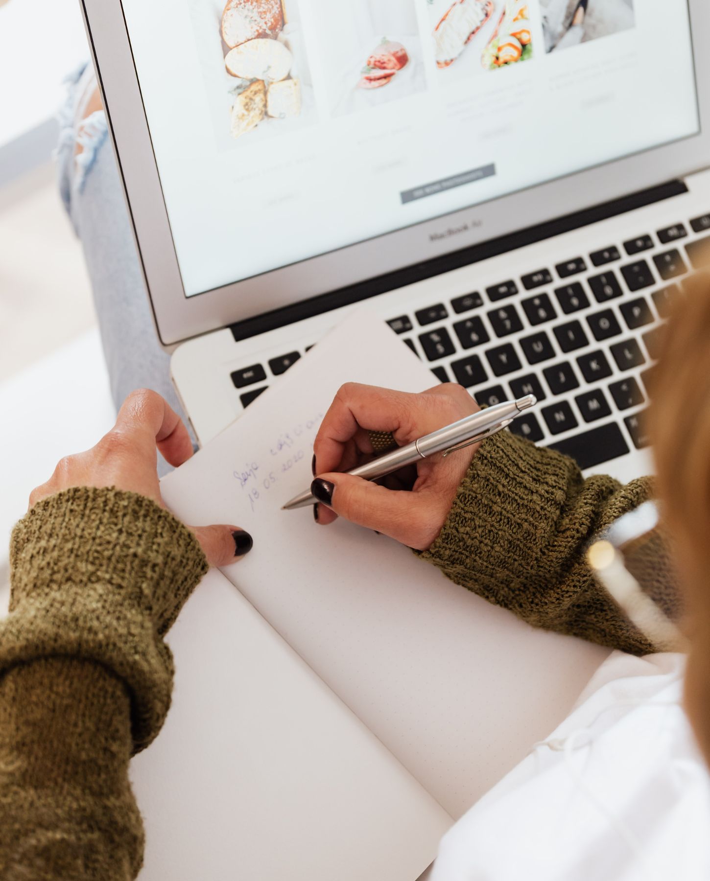 Selbstständige Frau plant ihre Website am Laptop – Website erstellen lassen Tipps und Vorbereitung